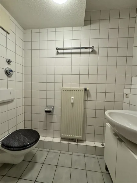 Das kleine Bad mit WC ...