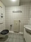 Das kleine Bad mit WC ...