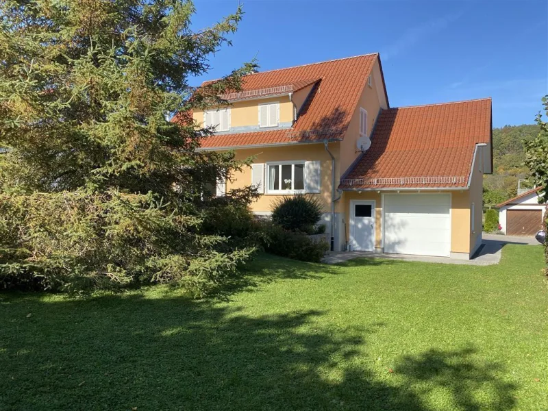 Blick aus dem Garten auf das hübsche Wohnhaus  - Haus kaufen in Ammerbuch - Hübsches Zuhause in idyllischer Umgebung!