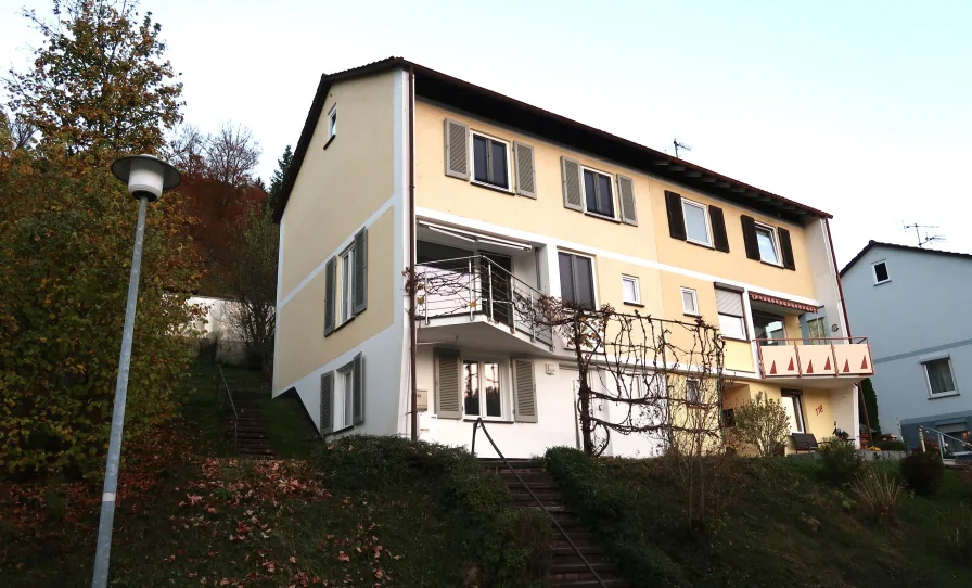 Außenansicht - Haus kaufen in Oberndorf - Doppelhaushälfte mit Balkon, Terrasse und Garten