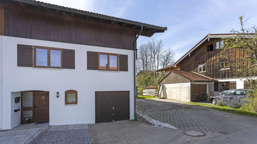 Garage und Parkplatz