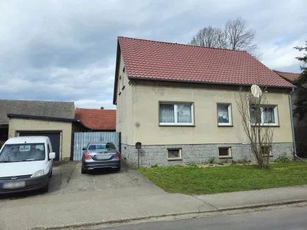 Außenansicht - Haus kaufen in Rückersdorf - Gepflegtes Einfamilienhaus mit großem Nebengelass und Feldblick