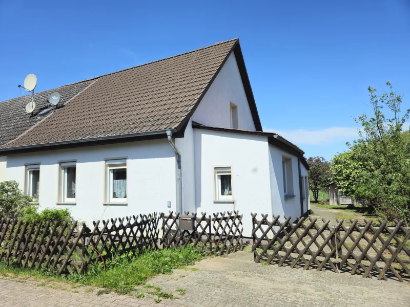 Außenansicht-Haus - Haus kaufen in Wokuhl-Dabelow - Doppelhaushälfte im Dornröschenschlaf in attraktiver Lage