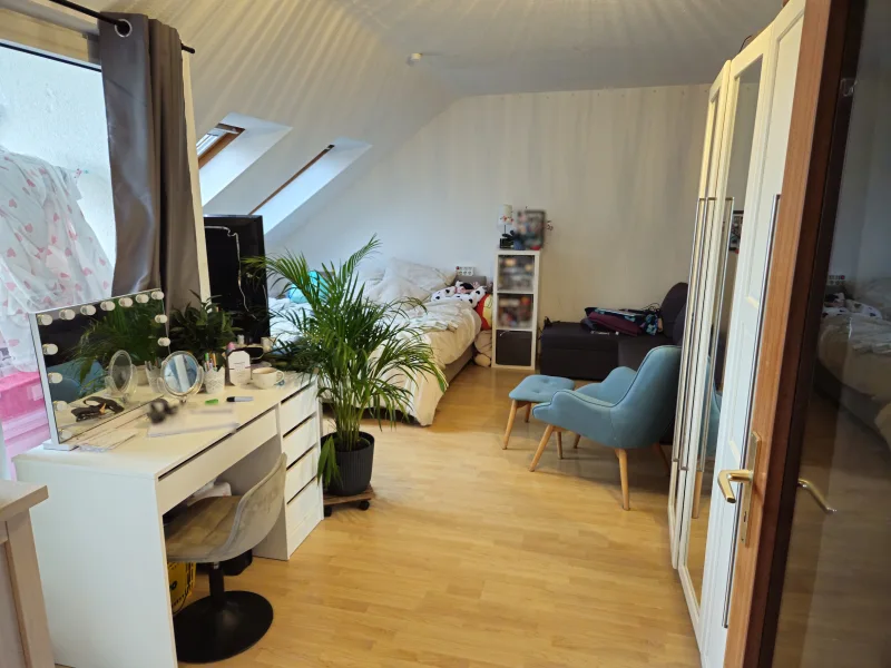 Wohn-und-Schlafzimmer - Wohnung kaufen in Berlin - Charmante 1-Zimmer-Wohnung mit Dachloggia & PKW-Stellplatz (derzeit vermietet)