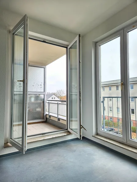 Wohnzimmer_Blick zur Loggia