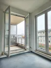 Wohnzimmer_Blick zur Loggia