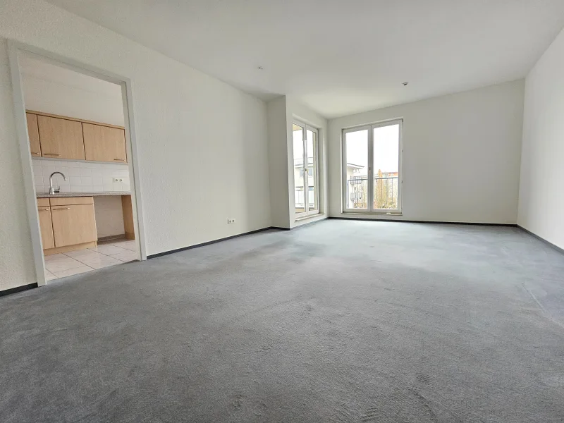 Wohnzimmer_Blick zur Küche und Loggia - Wohnung kaufen in Berlin - Großzügige 2-Zimmer-Wohnung mit Loggia & Aufzug - bezugsfrei