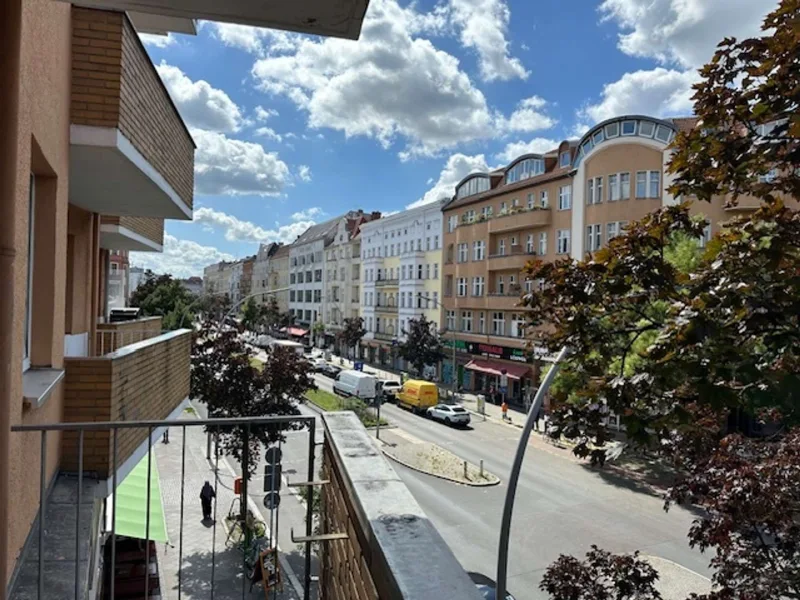 Blick vom Balkon - Wohnung kaufen in Berlin - Lichtdurchflutete Zwei-Zimmer-Wohnung mit Balkon - Bezugsfrei