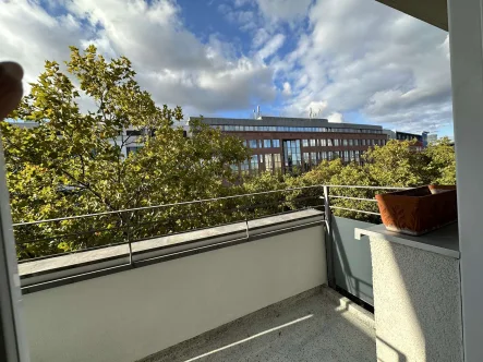 Balkon  - Wohnung mieten in Berlin - Strahlend helles 2,5-Zimmer-Apartment mit Balkon - frisch saniert und möbliert