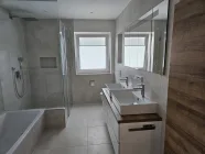 Badewanne und Dusche