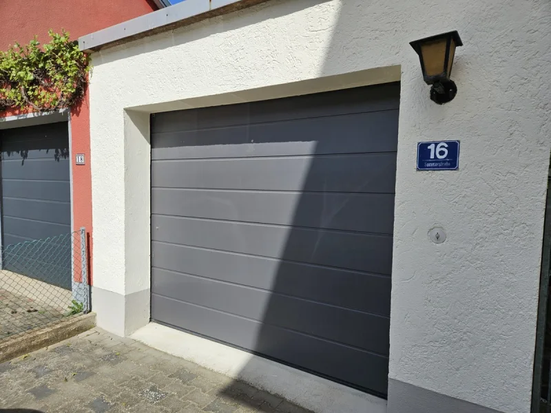 Garage mit Sektionaltor