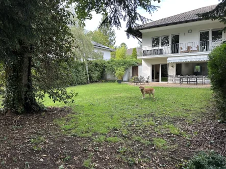  - Haus kaufen in Grünwald - Wohnen nähe Ortskern Grünwald! Vermietetes Ensemblehaus mit viel Platz und schönem Grundstück