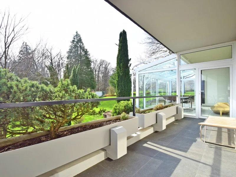 Balkon mit angrenzendem Wintergarten