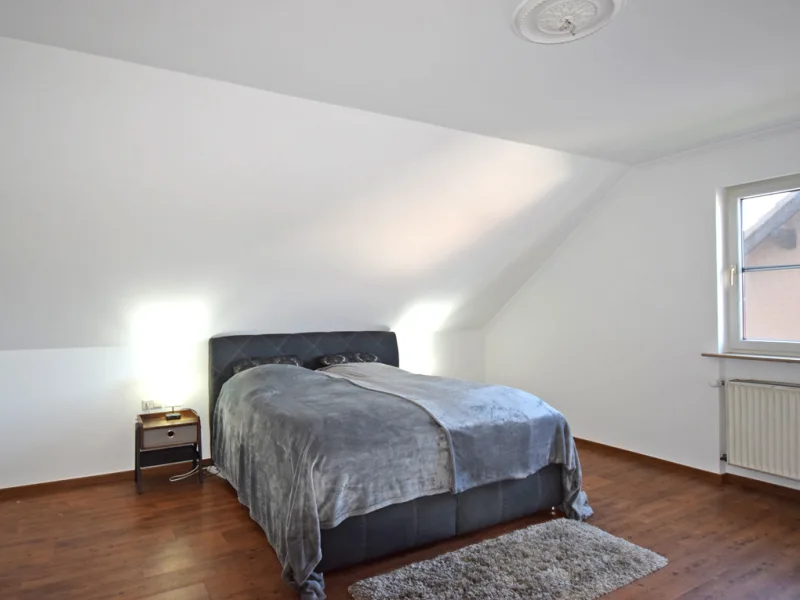 Großzügiges Schlafzimmer