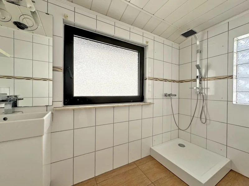 Badezimmer (OG) Vorderhaus