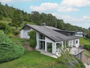 Durch die großen Fenster ist es ein lichtdurchflutetes Haus