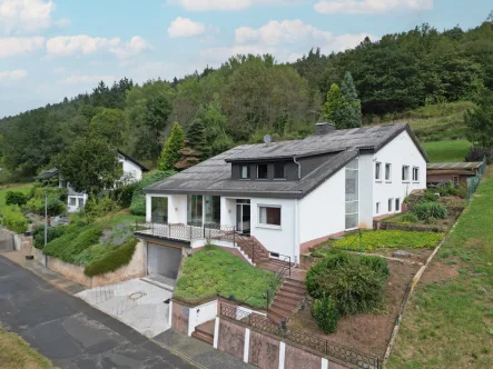 Das Haus ist am Waldrand gelegen und mit Garten umgeben - Haus kaufen in Walldürn - Familienparadies mit Potential