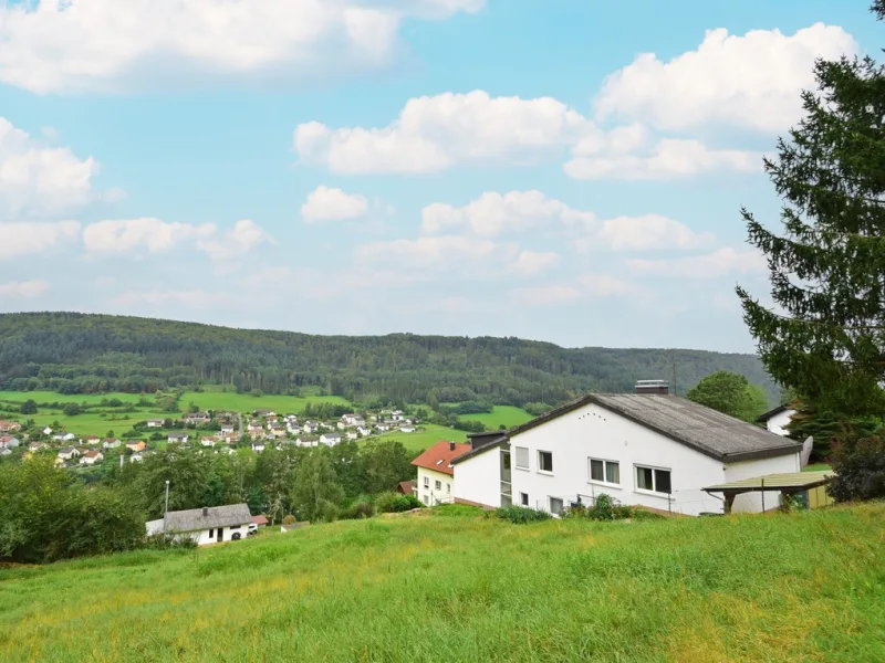 Blick auf das Haus vom dazugehörigen Baugrundstück