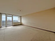 Das Wohnzimmer mit Zugang zum Balkon.