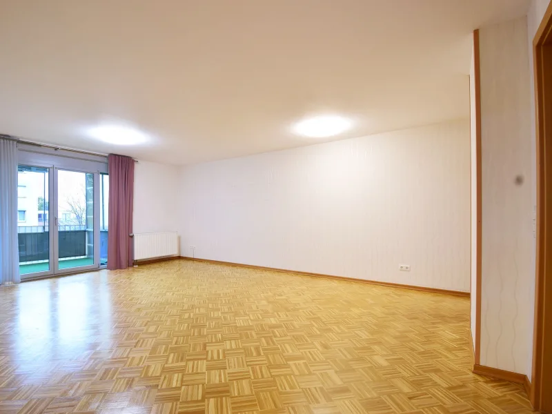 Großes Wohnzimmer mit Zugang zum Balkon und...