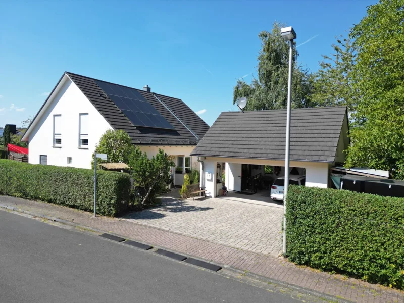 Außenansicht mit Doppelgarage - Haus kaufen in Esselbach - Energieeffizientes Einfamilienhaus mit Garten und hohem Wohnkomfort