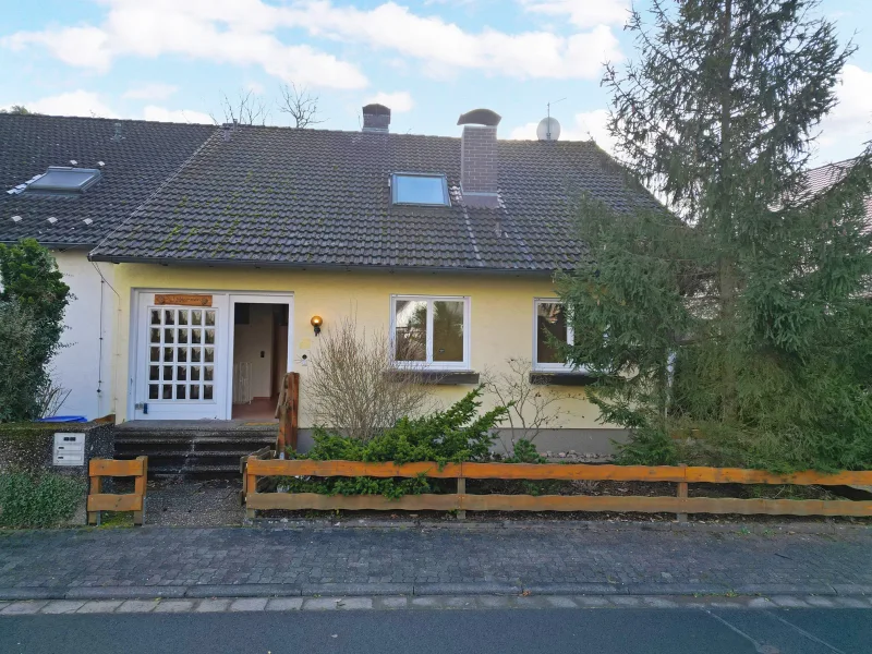  - Haus kaufen in Karlstein - Idyllisches Wohnen...Doppelhaushälfte am Waldrand mit viel Platz!