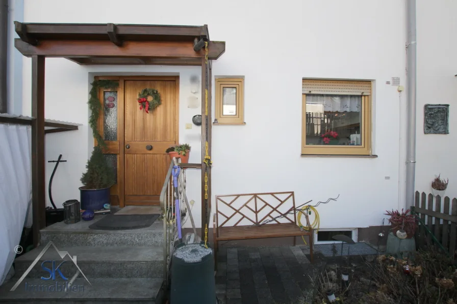 Eingangsbereich - Haus kaufen in Puchheim - Gemütliches Reihenmittelhaus mit fünf Zimmern und ca. 118m² Wohnfläche und Carport in Puchheim