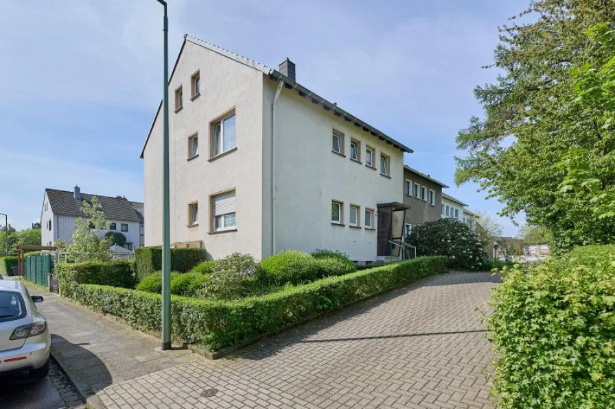 Hausansicht - Haus kaufen in Duisburg - Nette Nachbarn gesucht! 3-Familienhaus als Kapitalanlage in gesuchter Lage von Duisburg-Großenbaum