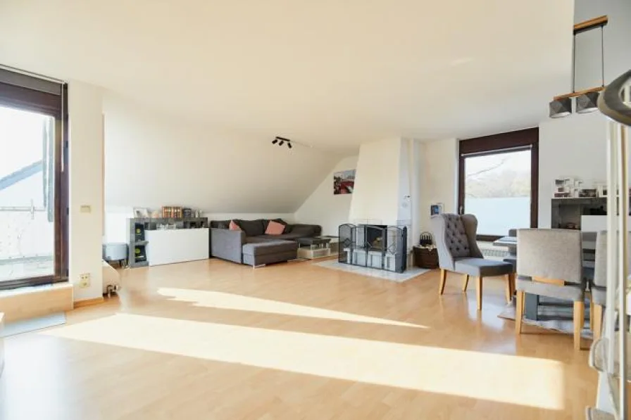 Wohn-Essbereich - Wohnung kaufen in Ratingen - Charmante Dachgeschosswohnung mit Galerie und TG-Stellplatz in feiner Lage von Ratingen- Cromford!