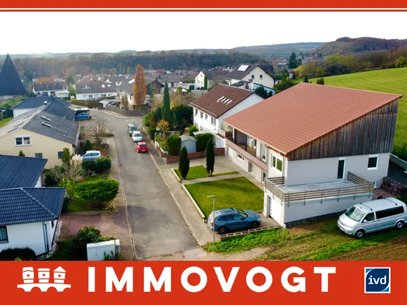 Seitenansicht - Haus kaufen in Hargesheim - RÜCKBAU AUF ERWEITERTEN ROHBAU IN ABSOLUT TRAUMHAFTER NATURLAGE | 2 GARAGEN | 2 BALKONE | TERRASSE