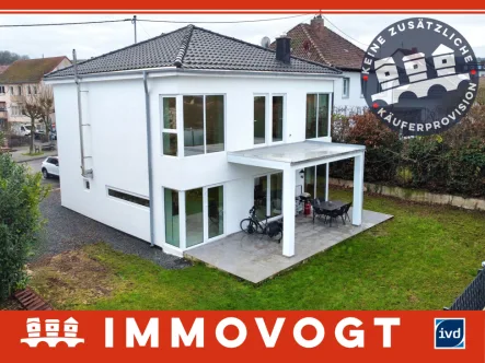 Titelbild - Haus kaufen in Bad Münster am Stein-Ebernburg - MODERNES EINFAMILIENHAUS MIT BLICK AUF DEN ROTENFELS – KOMFORT UND NATUR VEREINT | TERRASSE | EBK