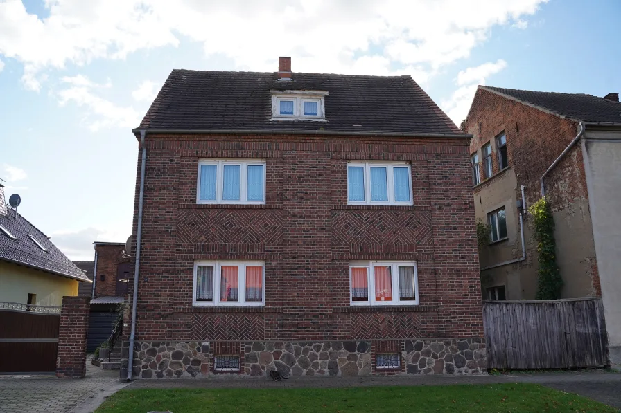 Wohnhaus Straßenseite Mitte - Haus kaufen in Rogätz - Rogätz – Großes Ein- Zweifamilienhaus auf kleinem Grundstück