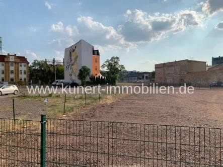 Blick zum Grundstück - Grundstück kaufen in Halle - 3035 m² großes City-Baugrundstück nahe Hauptbahnhof und  Zukunftszentrum, aktuell 100 Parkplätze