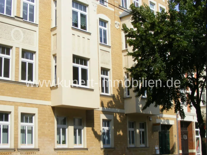 Hausansicht - Wohnung kaufen in Halle (Saale) - Gepflegte 4-Zimmer-Wohnung im 2. OG mit Balkon und Blick ins Grüne sowie Stellplatz im Innenhof