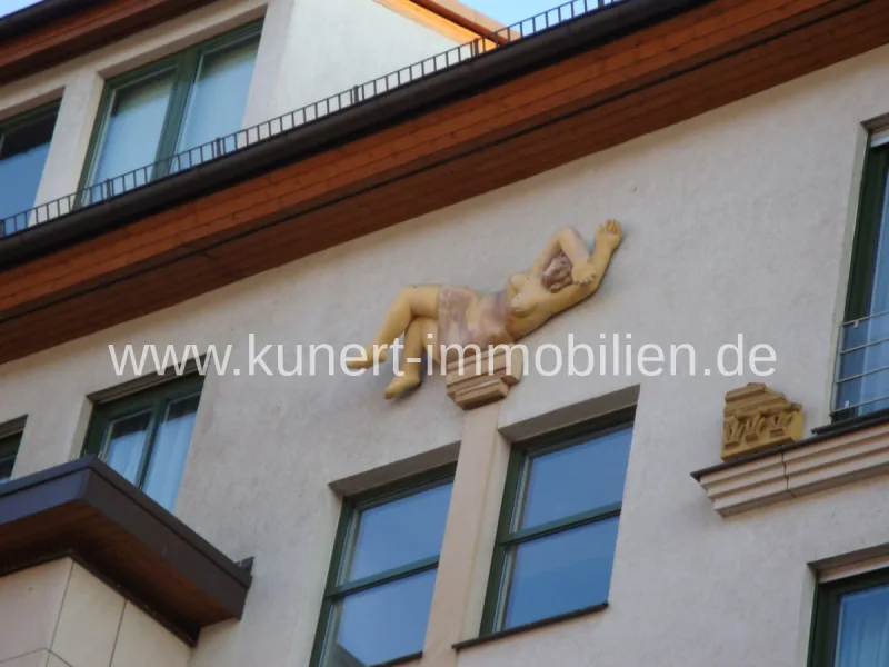 Detail Fassade - Wohnung kaufen in Halle (Saale) - Gepflegte 2-Zi-Wohnung mit Balkon, Fahrstuhl u. TG-Duplex-Parker im Stadtzentrum von Halle (Saale):