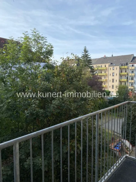 Blick vom Balkon - Wohnung mieten in Chemnitz - 3-Zimmer-Wohnung mit Balkon in attraktiver Wohnlage von Chemnitz, Badezimmer mit Wanne und Dusche