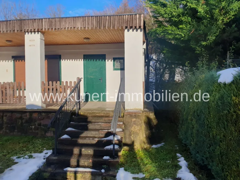 Blick zum Haus - Haus kaufen in Helbra - Hübsches kleines Haus mit Entwicklungsbedarf in guter Wohnlage von Helbra