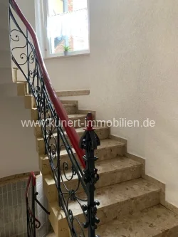 Treppenhaus - Wohnung kaufen in Halle (Saale) - Attraktive 3-Zi-Wohnung in hallescher City-Lage, ideal zur Selbstnutzung, nahe Hbf + Zukunftszentrum