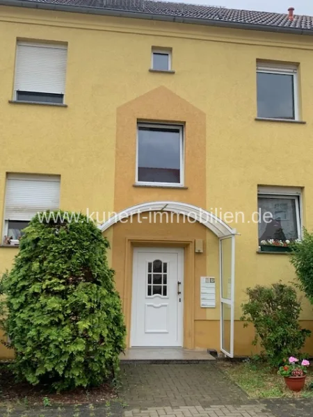 Hausansicht  - Wohnung kaufen in Teutschenthal - Hochwertig sanierte 3-Zimmer-Eigentumswohnung nahe Halle (Saale) inklusive Stellplatz, bezugsfrei