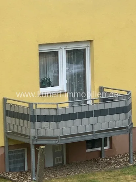 Balkon Wohnung 3, vermietet - Wohnung kaufen in Teutschenthal - Attraktives Wohnungspaket am Rande von Halle (Saale) mit erheblichem Potenzial