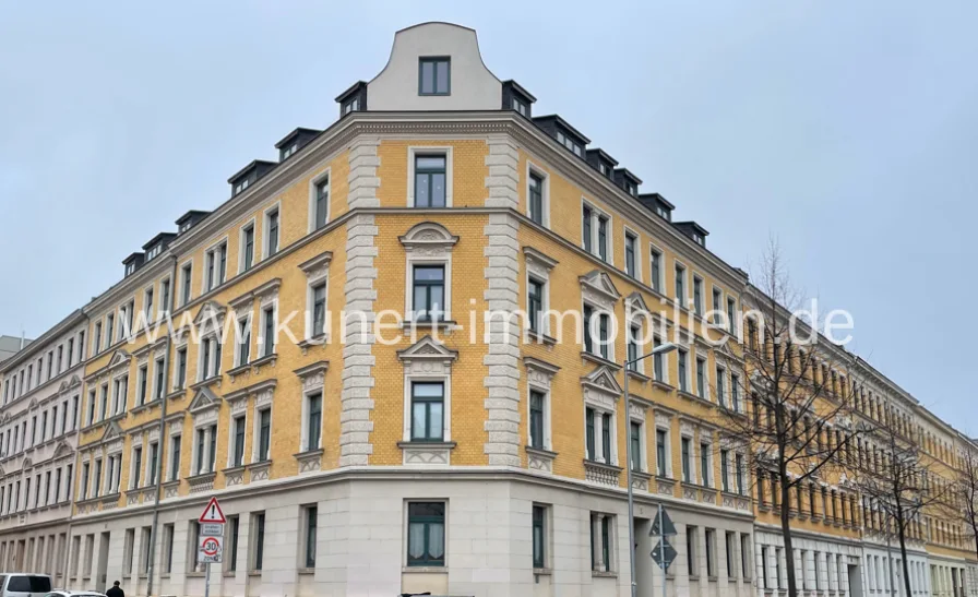 Hausansicht - Wohnung kaufen in Leipzig / Altlindenau - Vermietete 2-Zi.-Eigentumswohnung mit Balkon in attraktiver Denkmalimmobilie in Leipzig-Altlinenau