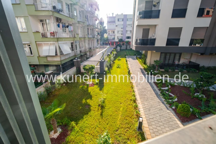 Garten - Wohnung kaufen in Antalya - Exklusives Apartment mit 1 Schlafzimmer und Wohnküche in zentraler Lage von Antalya - 700 m vom Meer