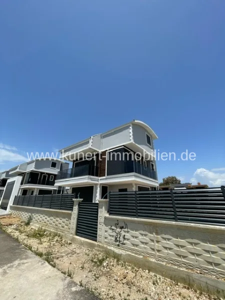 Hausansicht - Haus kaufen in Kadriye - Villa mit 5 Zimmern, 250 m² Wfl., Pool, Fußbodenheizung, Balkon + Terrasse in Kadriye nahe Golfplatz