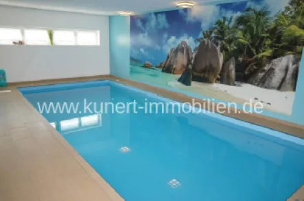 Schwimmbad - Haus kaufen in Halle / Dölau - Luxusvilla mit über 300 m² Wohnfläche auf sonnigem Grundstück, Innenpool, Doppelgarage, Erdwärme ...