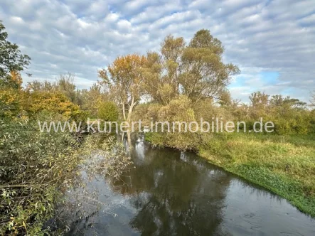 Vorbeifließende Weiße Elster - Sonstige Immobilie kaufen in Halle - Baugrundstück (2024 m²) inkl. Baugenehmigung für 4 EFH in romantischer Wasserlage von Halle (Saale)