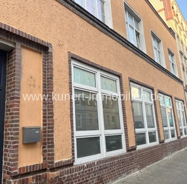 Hausansicht - Büro/Praxis mieten in Halle - Attraktive Bürofläche (ußbodenheizung, 24 Stellplätze, Küche) in zentraler Lage von Halle (Saale)