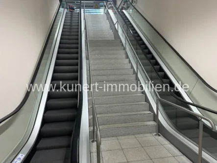 Rolltreppe zur Büroetage - Sonstige Immobilie mieten in Halle (Saale) / Mitte - Attraktive Gewerbeetage im Zentrum von Halle (Saale), 1.549 m² im 1.OG, Zugang mit Rolltreppe