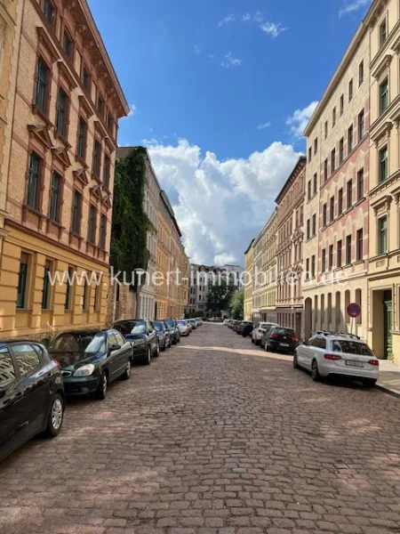 Straßenansicht - Wohnung kaufen in Halle (Saale) / Nord - 3-Zimmer-Wohnung mit großem Balkon, bezugsfrei und hochwertig saniert im halleschen Paulusviertel