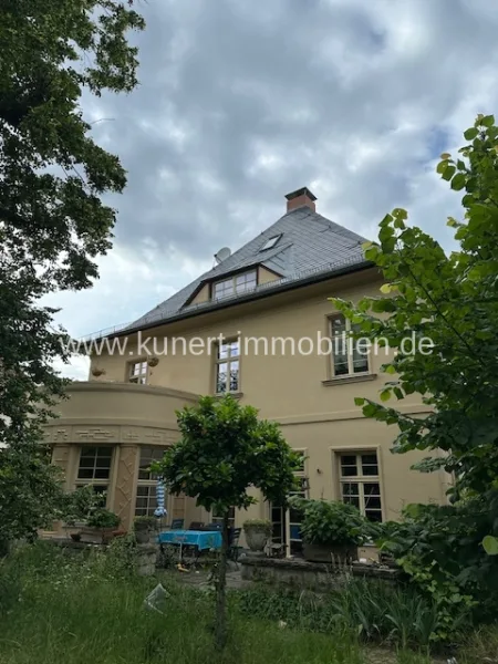 Hausansicht - Haus kaufen in Halle - Hochwertig sanierte Denkmal-Villa mit 3 Wohneinheiten und 3 Garagen auf 1637 m² Grundstück