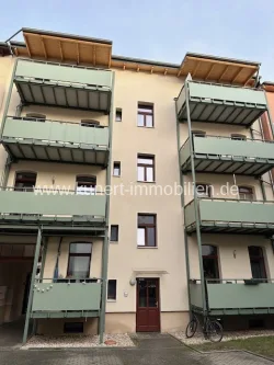 Hofseite - Wohnung kaufen in Halle - Attraktive 3-Raum-DG-Wohnung mit Balkon in südlicher Citylage von Halle (Saale), Stellplatz optional